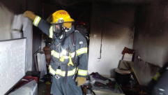  بالصور: احتراق شقة سكنية في اللد وطواقم الاطفائية تهرع إلى المكان 